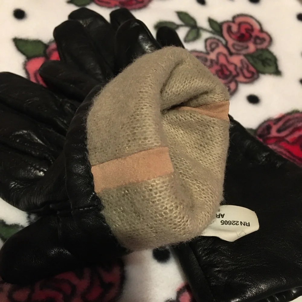 Black ISOTONER Leather gloves.